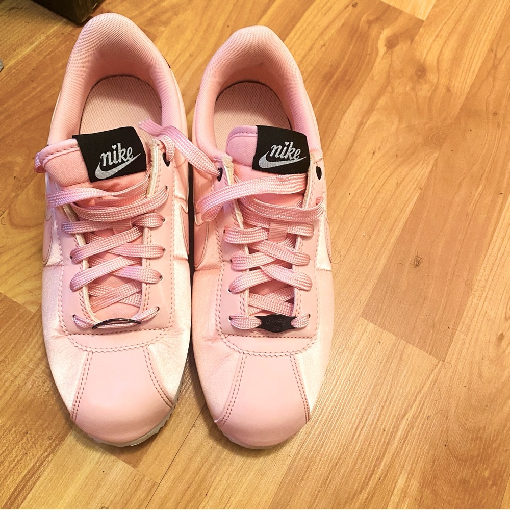 NIKE Cortez Limited Edition
Valentines 7Y/Womens 8.5-Rose pink-NEW